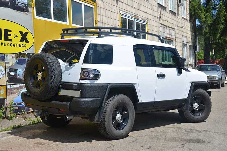 Toyota FJ Cruiser в полимерной броне Line-X