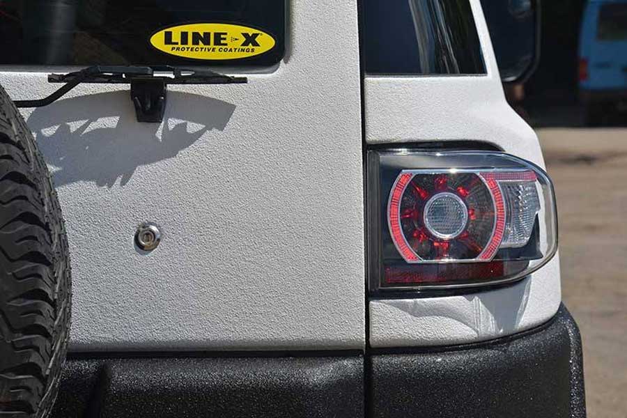 Toyota FJ Cruiser в полимерной броне Line-X