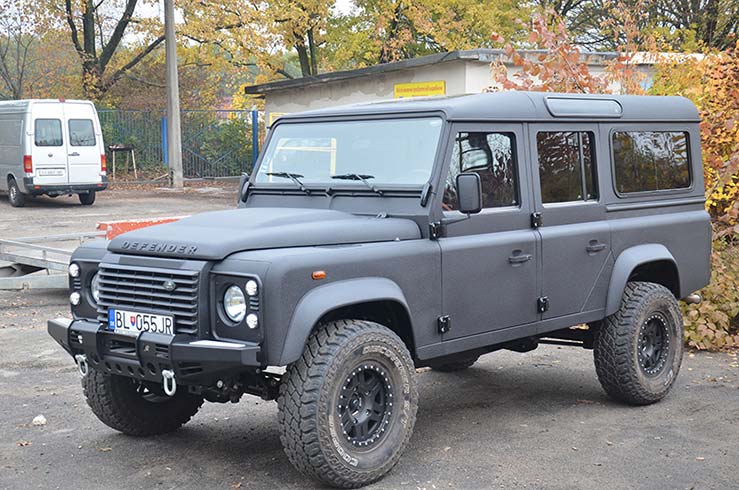 Покрытие Line-X - защита кузова внедорожника Land Rover Defender