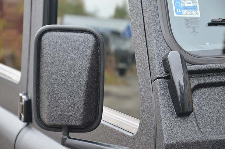 Покрытие Line-X - защита кузова внедорожника Land Rover Defender