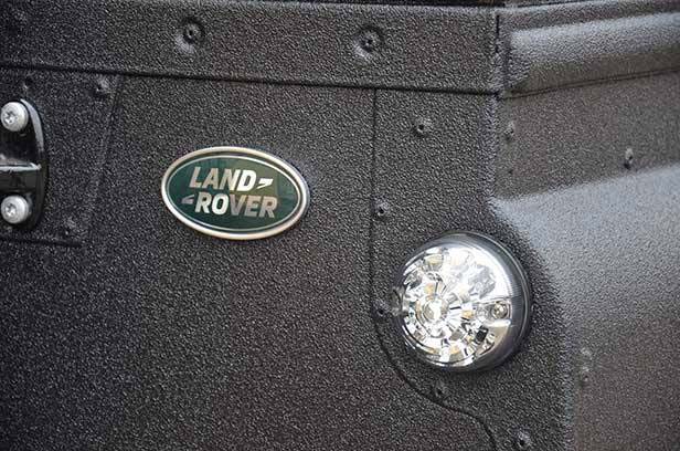 Покрытие Line-X - защита кузова внедорожника Land Rover Defender
