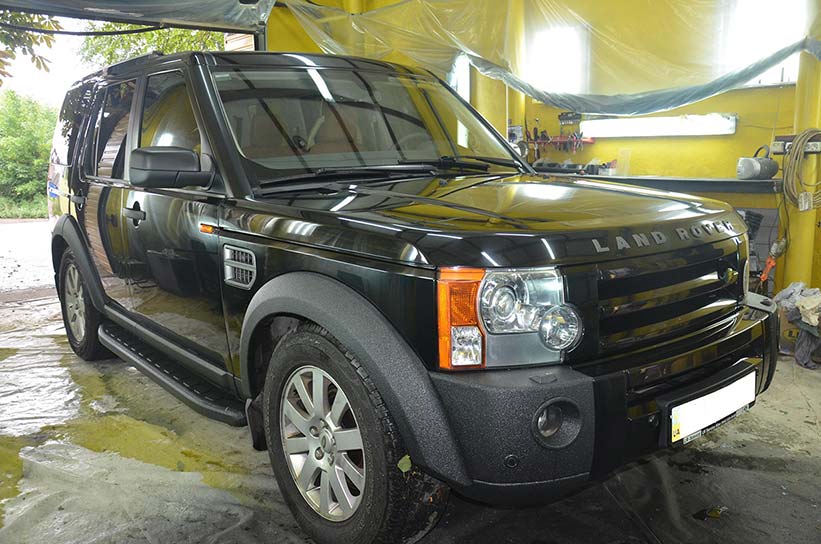 Частичная защита кузова и салона внедорожника Land Rover Discovery покрытием Line-X