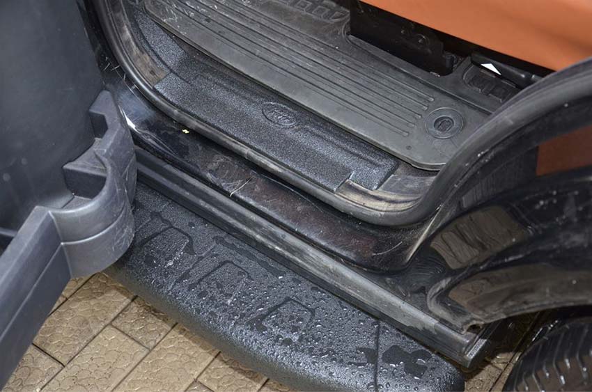 Частичная защита кузова и салона внедорожника Land Rover Discovery покрытием Line-X