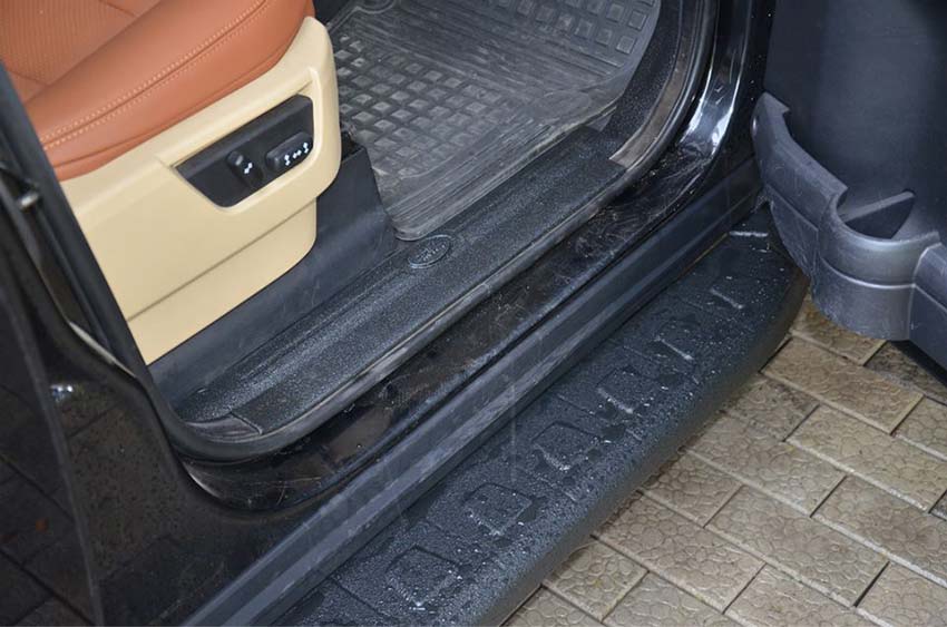 Частичная защита кузова и салона внедорожника Land Rover Discovery покрытием Line-X
