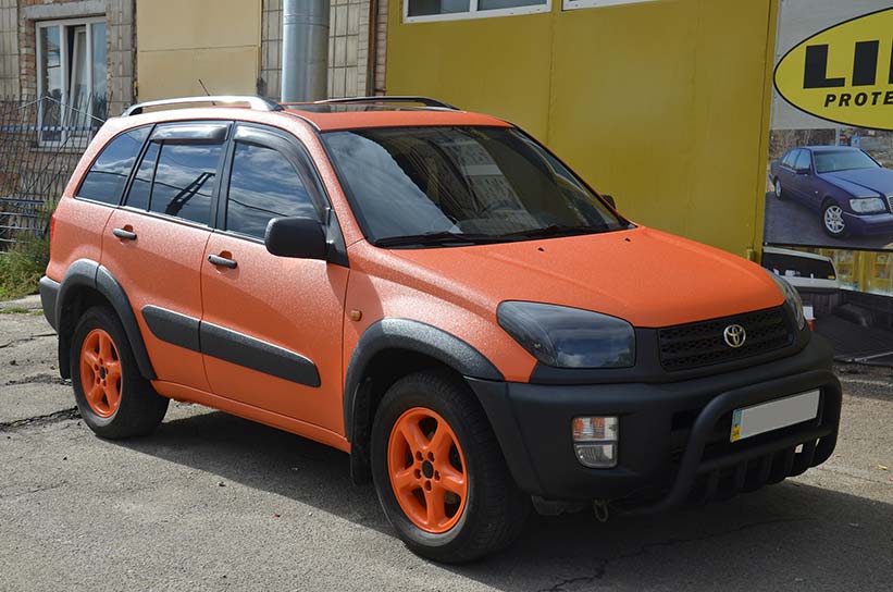 Яркая и защищенная Toyota Rav4 в Line-X!