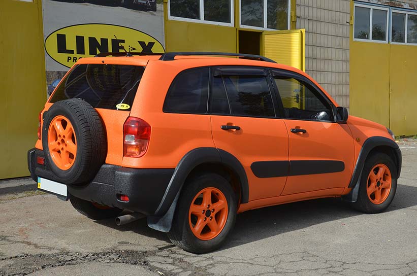 Яркая и защищенная Toyota Rav4 в Line-X!