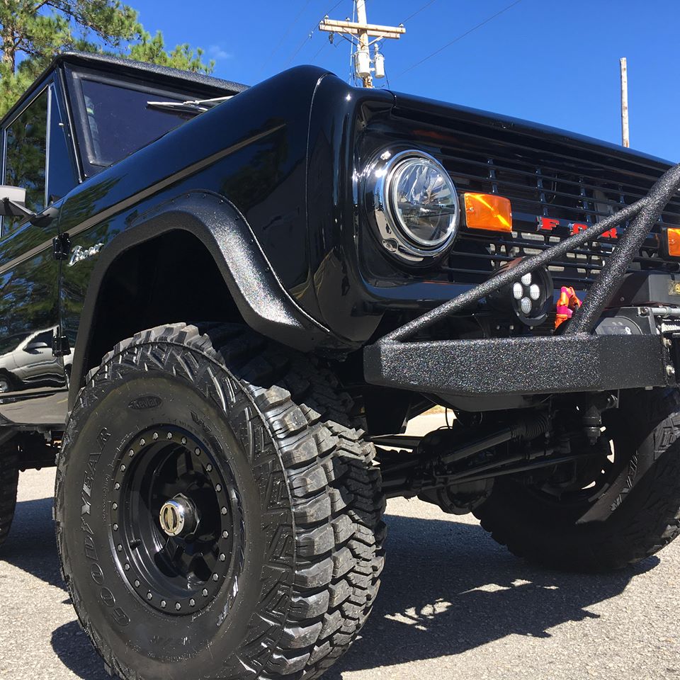 Легендарный Ford Bronco обзавелся элементами, покрытыми защитным полимерным напылением Line-X