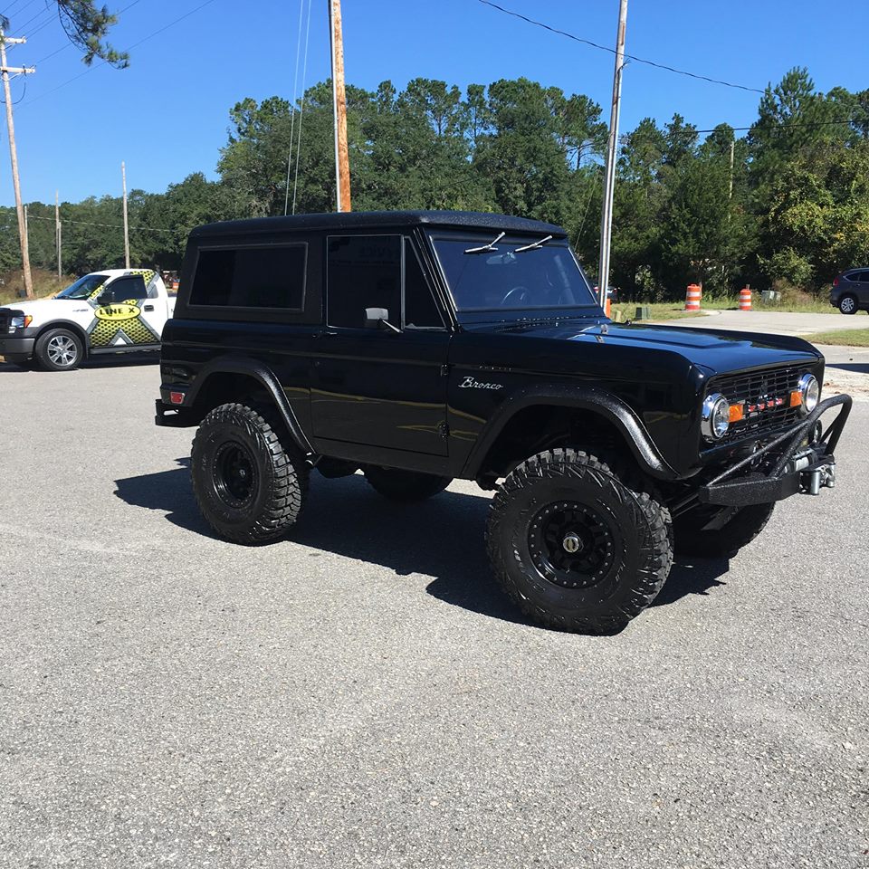 Легендарный Ford Bronco обзавелся элементами, покрытыми защитным полимерным напылением Line-X
