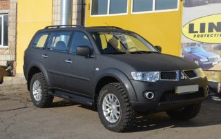 Полная защита кузова внедорожника Mitsubishi Pajero Sport полимерным покрытием Line-X.