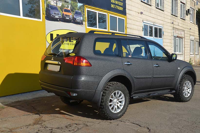 Полная защита кузова внедорожника Mitsubishi Pajero Sport полимерным покрытием Line-X.