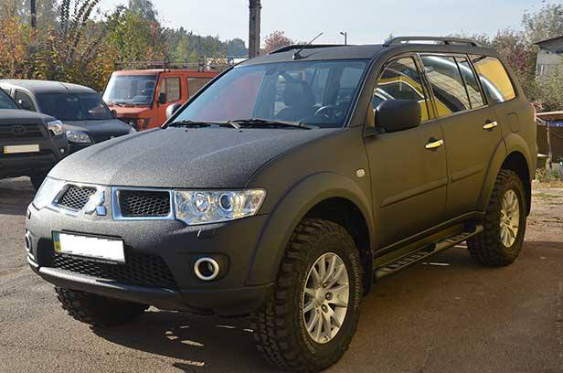 Полная защита кузова внедорожника Mitsubishi Pajero Sport полимерным покрытием Line-X.
