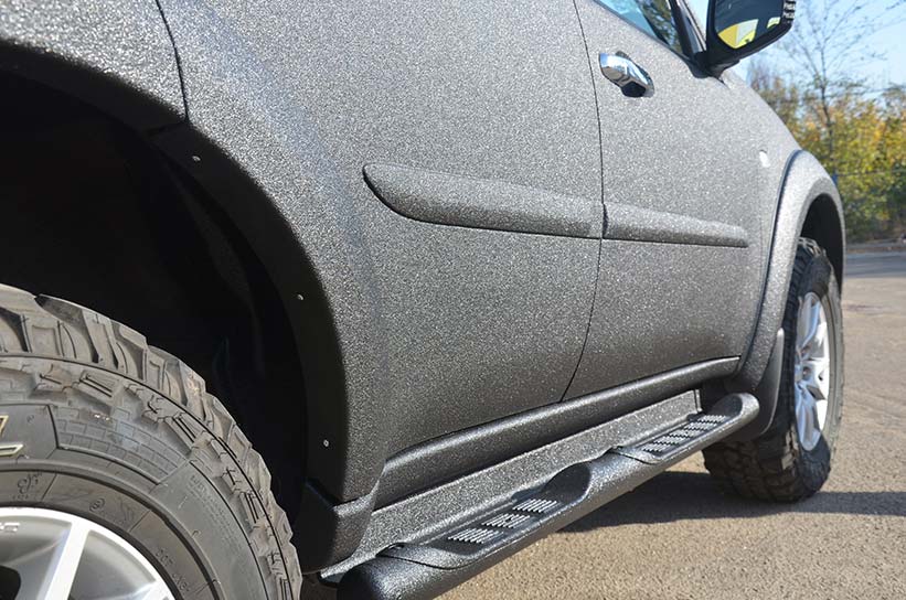 Полная защита кузова внедорожника Mitsubishi Pajero Sport полимерным покрытием Line-X.