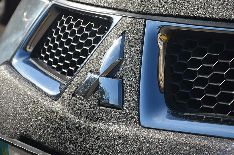 Полная защита кузова внедорожника Mitsubishi Pajero Sport полимерным покрытием Line-X.