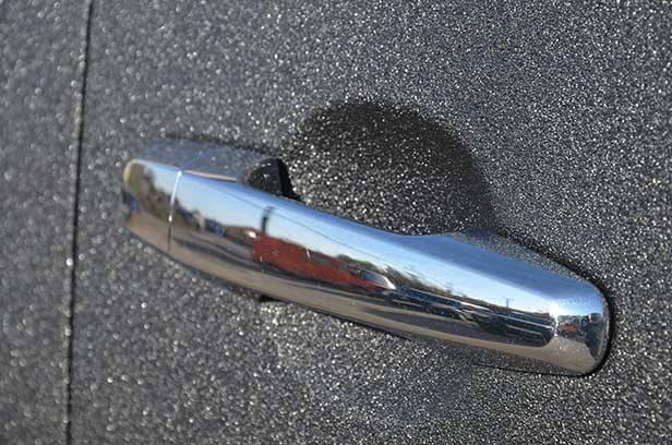 Полная защита кузова внедорожника Mitsubishi Pajero Sport полимерным покрытием Line-X.