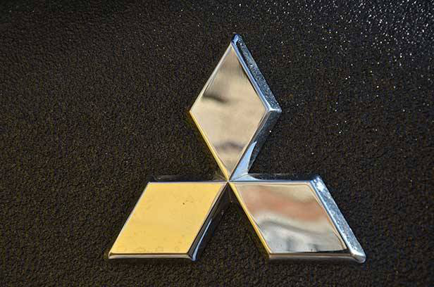 Полная защита кузова внедорожника Mitsubishi Pajero Sport полимерным покрытием Line-X.