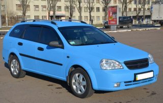 Кузов автомобиля Chevrolet Lacetti был полностью окрашен защитным полимерным покрытием Line-X небесно-голубого цвета.