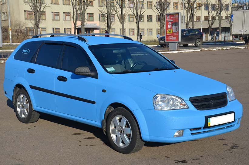 Кузов автомобиля Chevrolet Lacetti был полностью окрашен защитным полимерным покрытием Line-X небесно-голубого цвета.