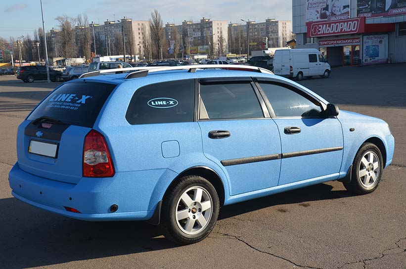 Кузов автомобиля Chevrolet Lacetti был полностью окрашен защитным полимерным покрытием Line-X небесно-голубого цвета.