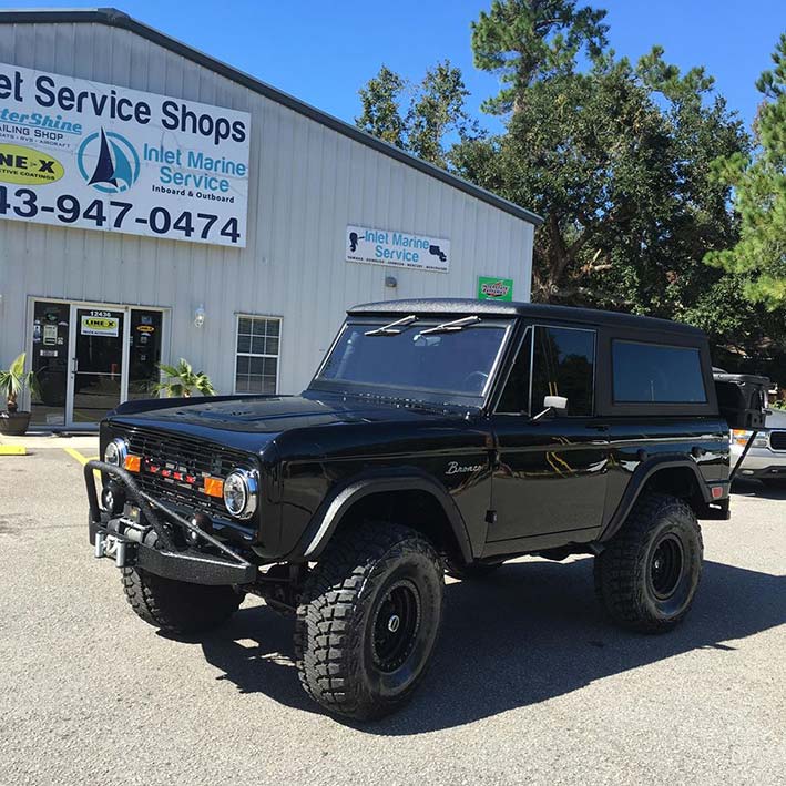 Легендарный Ford Bronco обзавелся элементами, покрытыми защитным полимерным напылением Line-X