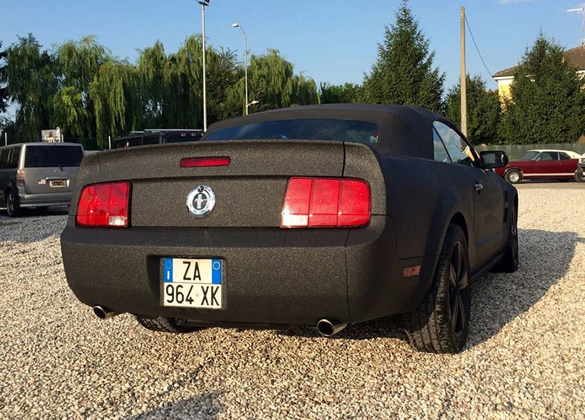 Классический американский мускул-кар Ford Mustang – выглядит еще круче в полимерной броне из защитного покрытия Line-X!