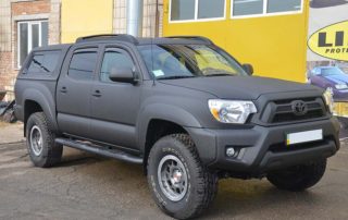 Кузов пикапа Toyota Tacoma и все навесные элементы покрыты защитным полимером Line-X