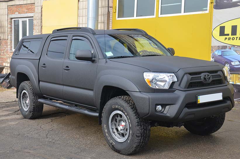 Кузов пикапа Toyota Tacoma и все навесные элементы покрыты защитным полимером Line-X