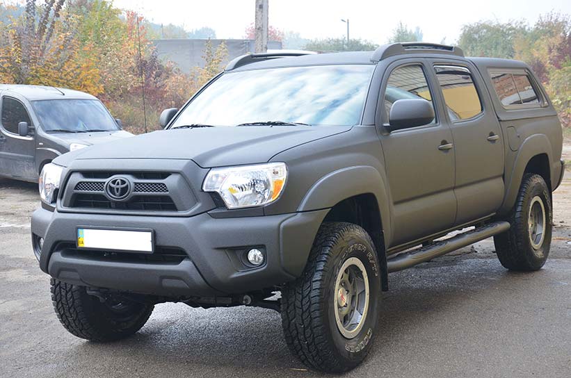 Кузов пикапа Toyota Tacoma и все навесные элементы покрыты защитным полимером Line-X