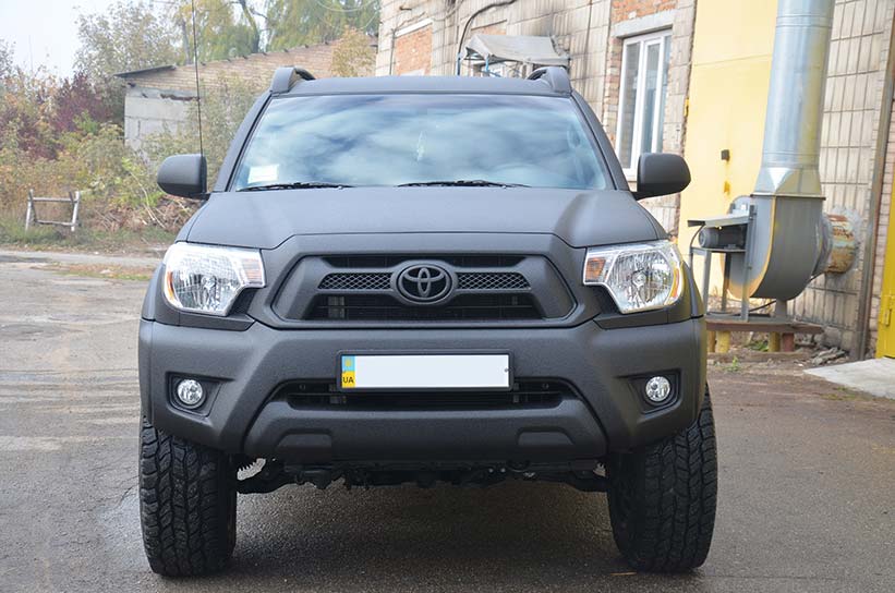 Кузов пикапа Toyota Tacoma и все навесные элементы покрыты защитным полимером Line-X
