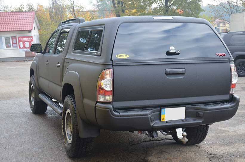 Кузов пикапа Toyota Tacoma и все навесные элементы покрыты защитным полимером Line-X
