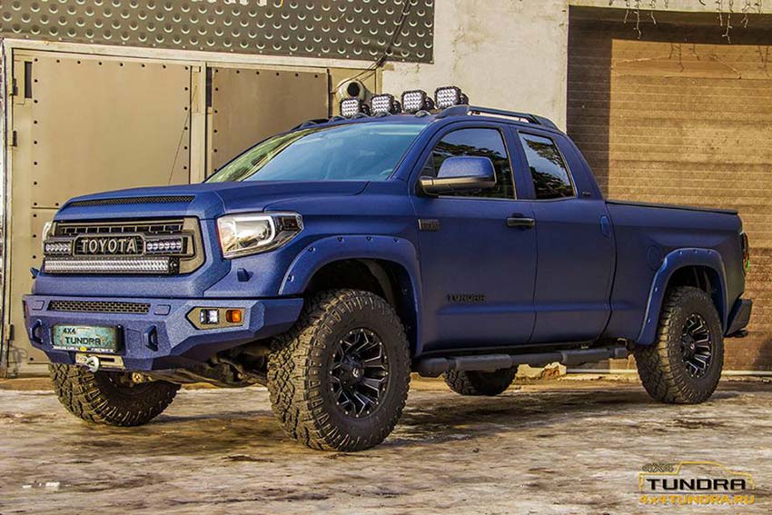 Весь кузов и навесные элементы внедорожника Toyota Tundra окрашен защитным полимерным покрытием Line-X