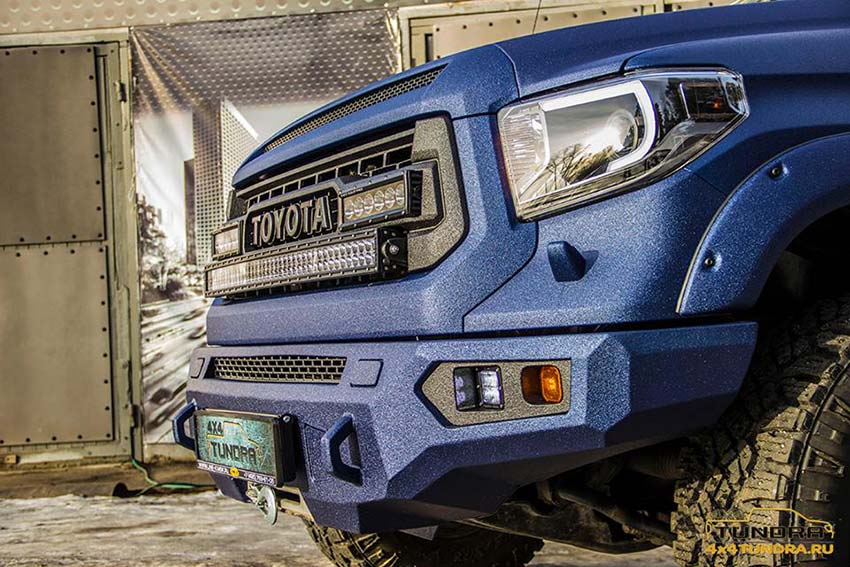 Весь кузов и навесные элементы внедорожника Toyota Tundra окрашен защитным полимерным покрытием Line-X