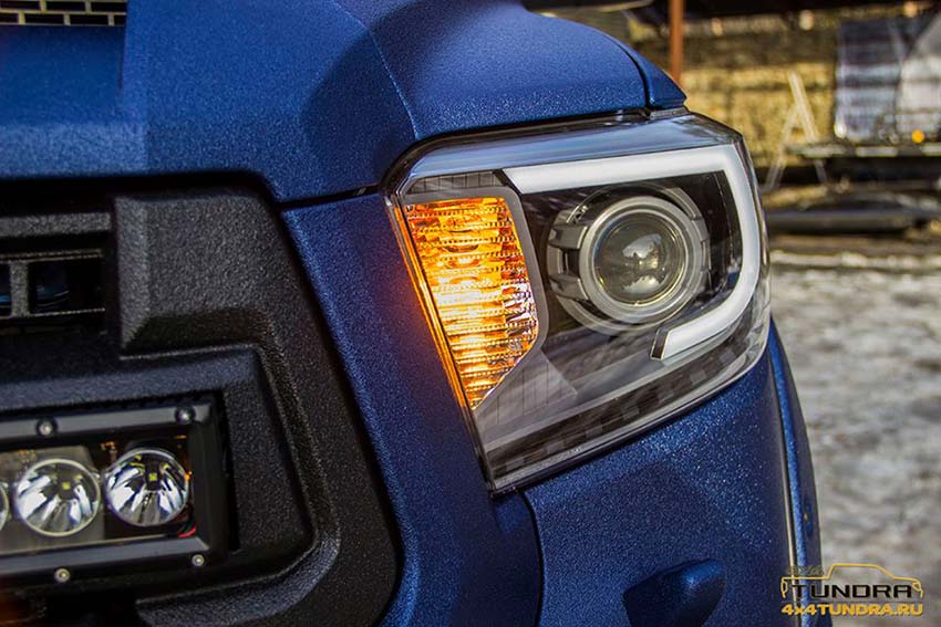 Весь кузов и навесные элементы внедорожника Toyota Tundra окрашен защитным полимерным покрытием Line-X