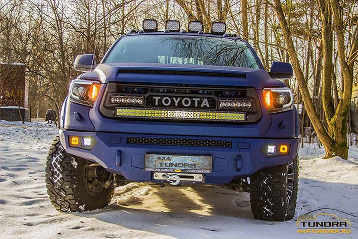 Весь кузов и навесные элементы внедорожника Toyota Tundra окрашен защитным полимерным покрытием Line-X