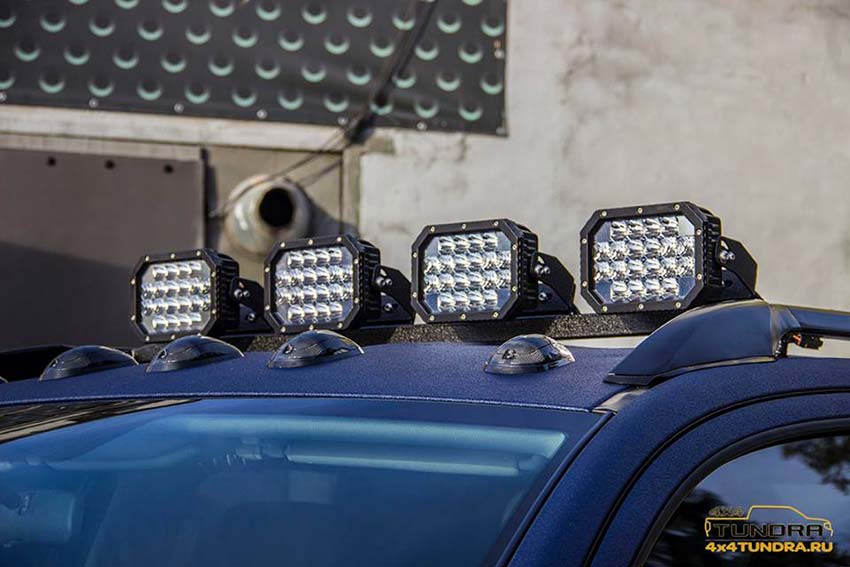 Весь кузов и навесные элементы внедорожника Toyota Tundra окрашен защитным полимерным покрытием Line-X