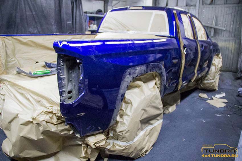 Весь кузов и навесные элементы внедорожника Toyota Tundra окрашен защитным полимерным покрытием Line-X