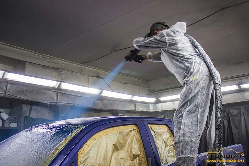 Весь кузов и навесные элементы внедорожника Toyota Tundra окрашен защитным полимерным покрытием Line-X