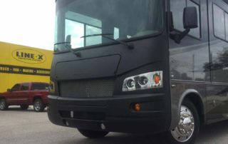 пример защиты передней части кузова пассажирского автобуса с помощью нанесения полимерного покрытия Line-X