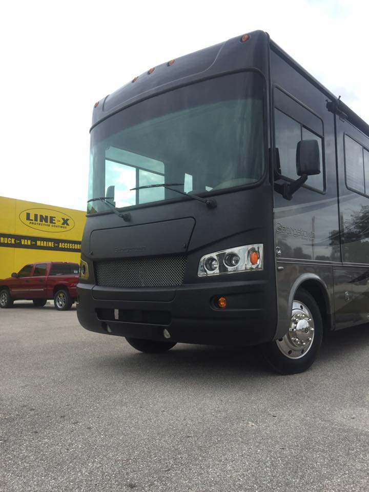 пример защиты передней части кузова пассажирского автобуса с помощью нанесения полимерного покрытия Line-X