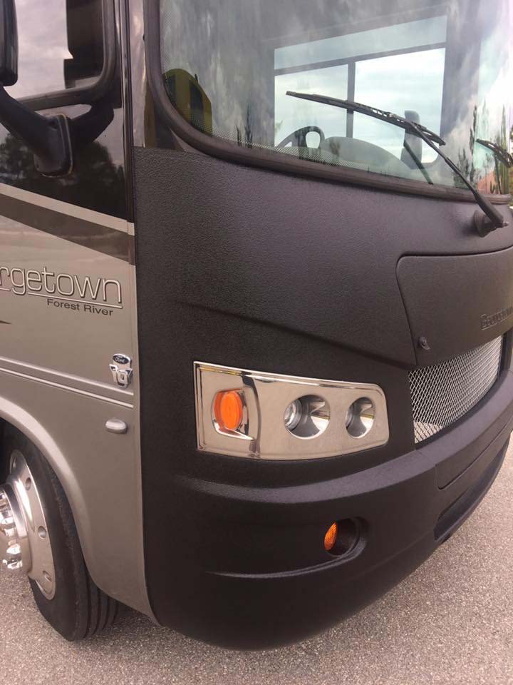 пример защиты передней части кузова пассажирского автобуса с помощью нанесения полимерного покрытия Line-X