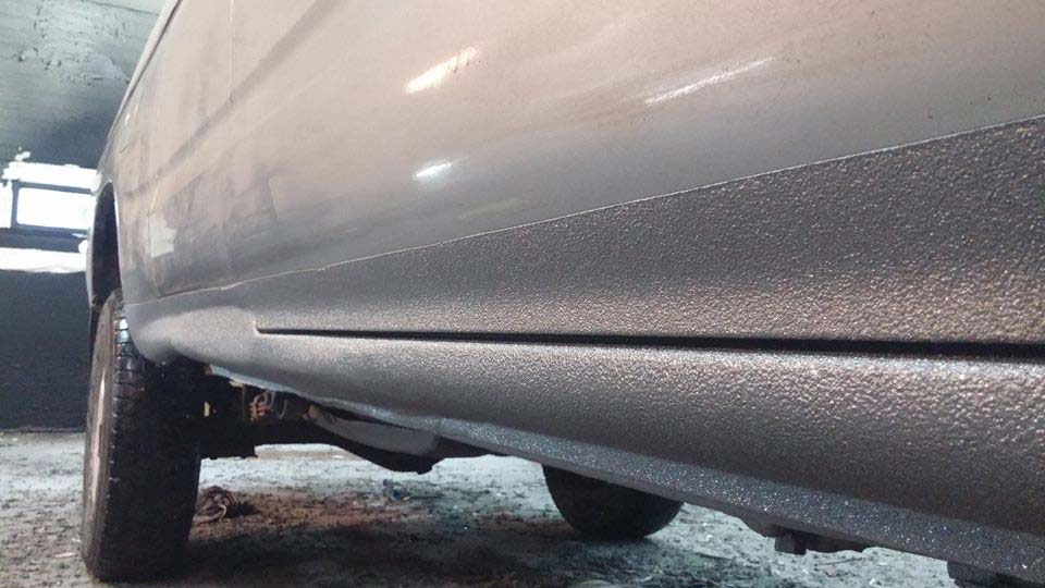 Реставрация порогов автомобиля с помощью нанесения защитного полимерного покрытия Line-X.