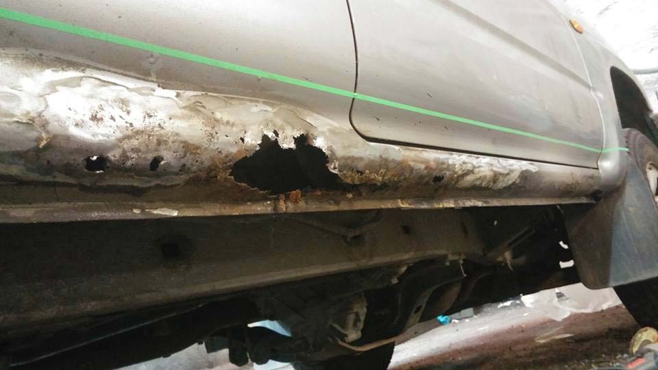 Реставрация порогов автомобиля с помощью нанесения защитного полимерного покрытия Line-X. 