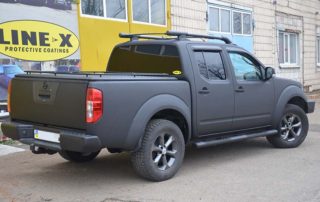 Полноприводной пикап Nissan Navara в защите Line-X