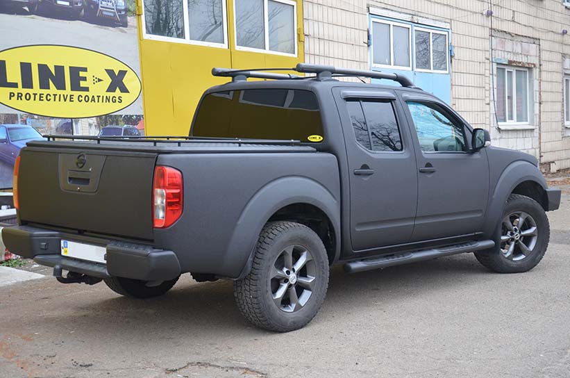 Полноприводной пикап Nissan Navara в защите Line-X