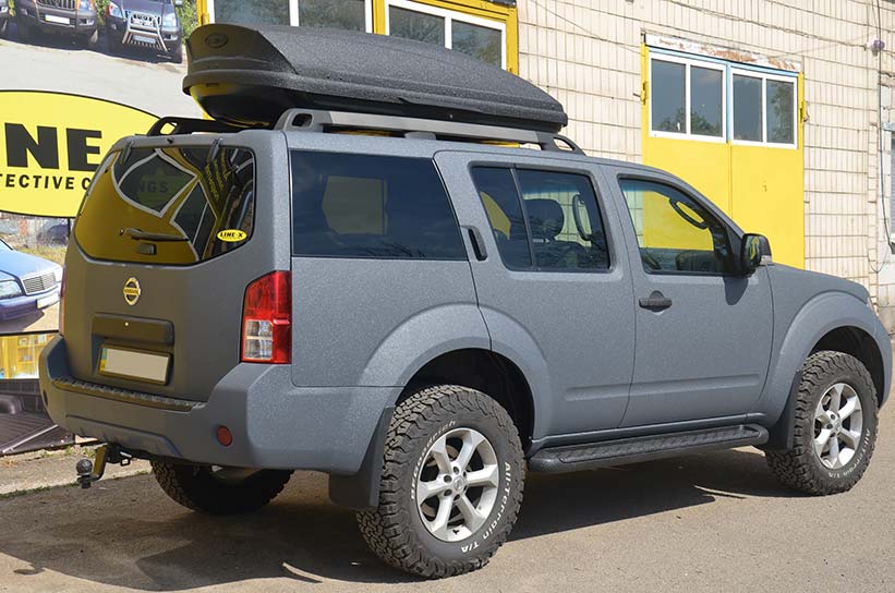 Nissan Pathfinder получил дополнительную защиту Line-X кузова и навесного оборудования от ударов и царапин