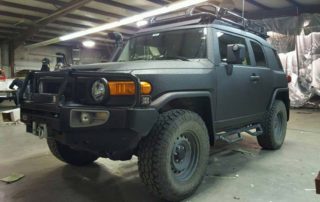 Подготовка полноприводного внедорожника Toyota FJ Cruiser к соревнованиям по джиппингу