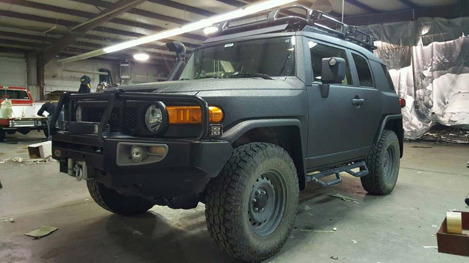 Подготовка полноприводного внедорожника Toyota FJ Cruiser к соревнованиям по джиппингу