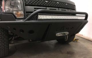 Защитить силовой бампера автомобиля от царапин и коррозии с помошью покрытия Line-X