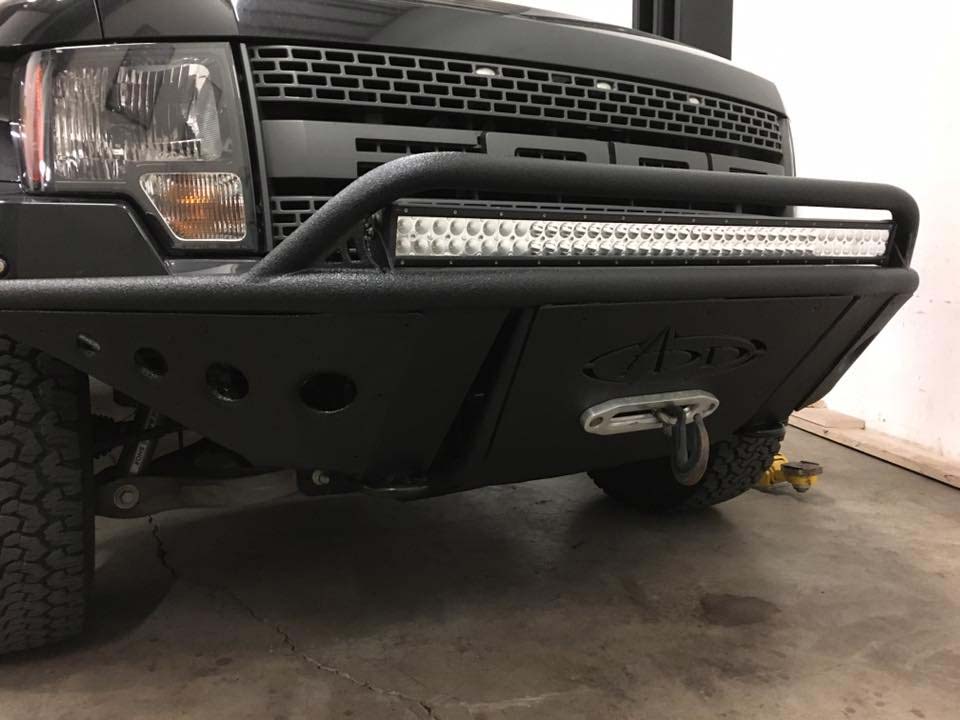 Защитить силовой бампера автомобиля от царапин и коррозии с помошью покрытия Line-X