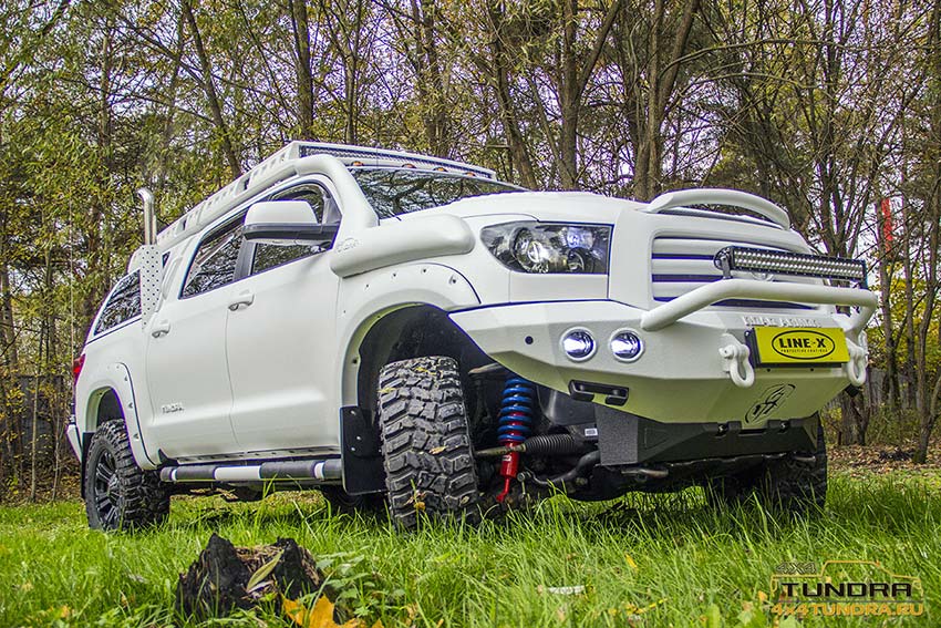Обработка кузова внедорожника Toyota Tundra защитным полимерным покрытием Line-X
