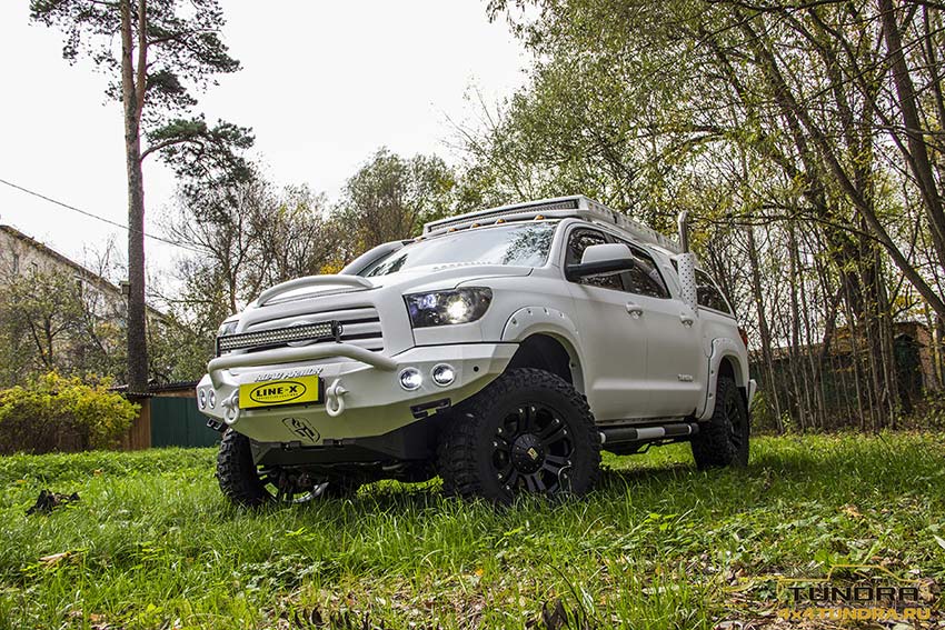 Обработка кузова внедорожника Toyota Tundra защитным полимерным покрытием Line-X